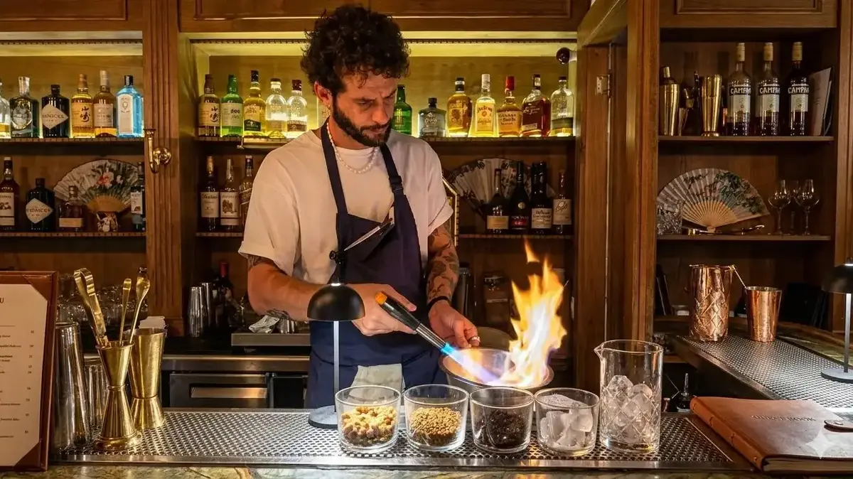הבר בקומה השנייה — ג׳וזפין בייקר
